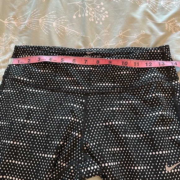 Nike Black and White Leggings with Linear Pattern - Picture 4 of 10